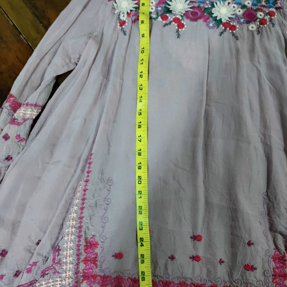 Johnny Was. Beautiful Pre-owned Conditioned Med Embroidered Floral Lavender Top - Picture 11 of 11